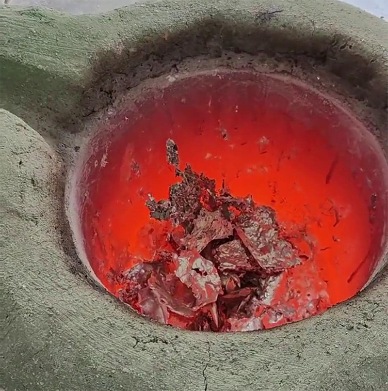 選擇海拓中頻熔煉爐-100KG熔煉廢鐵，三天即可順利發貨