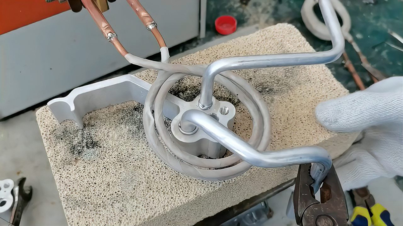 汽車空調雙壓板鋁管高頻焊接是一種高效、可靠的制造技術