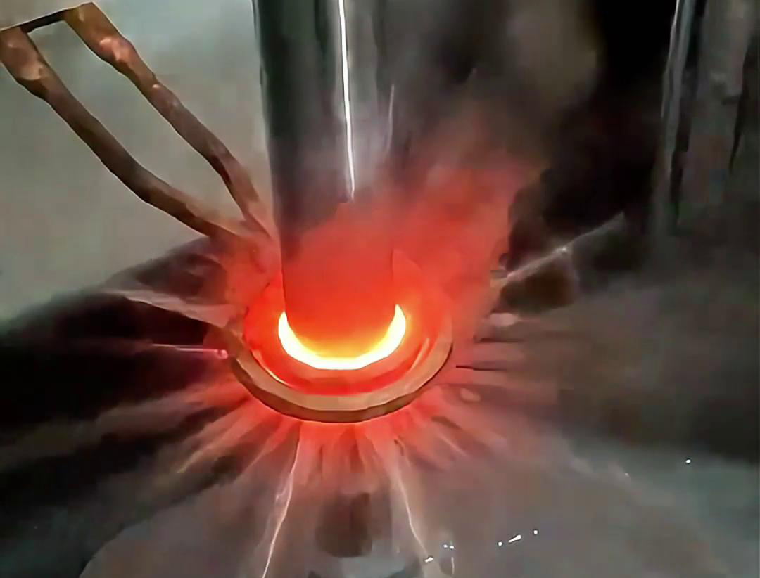 采用高頻熱處理淬火設備對導柱進行淬火處理，可以確保其性能達到最優狀態