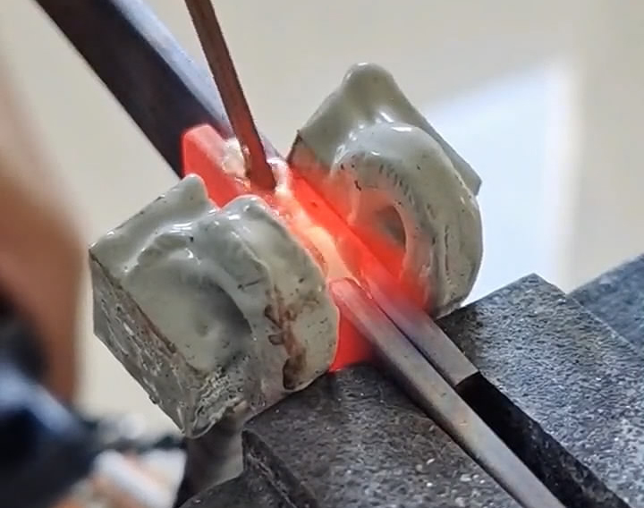 手持式高頻焊接機是一種高效、便捷的焊接設備