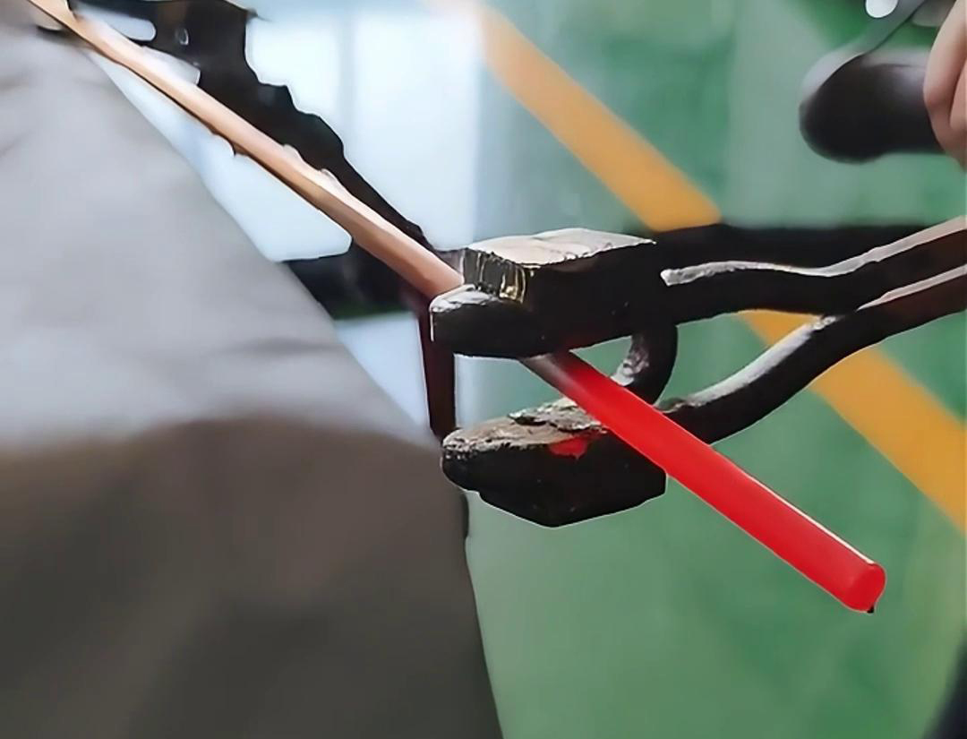 手持式高頻加熱機適用于感應(yīng)焊接釬焊，加熱淬火、回火和熱處理