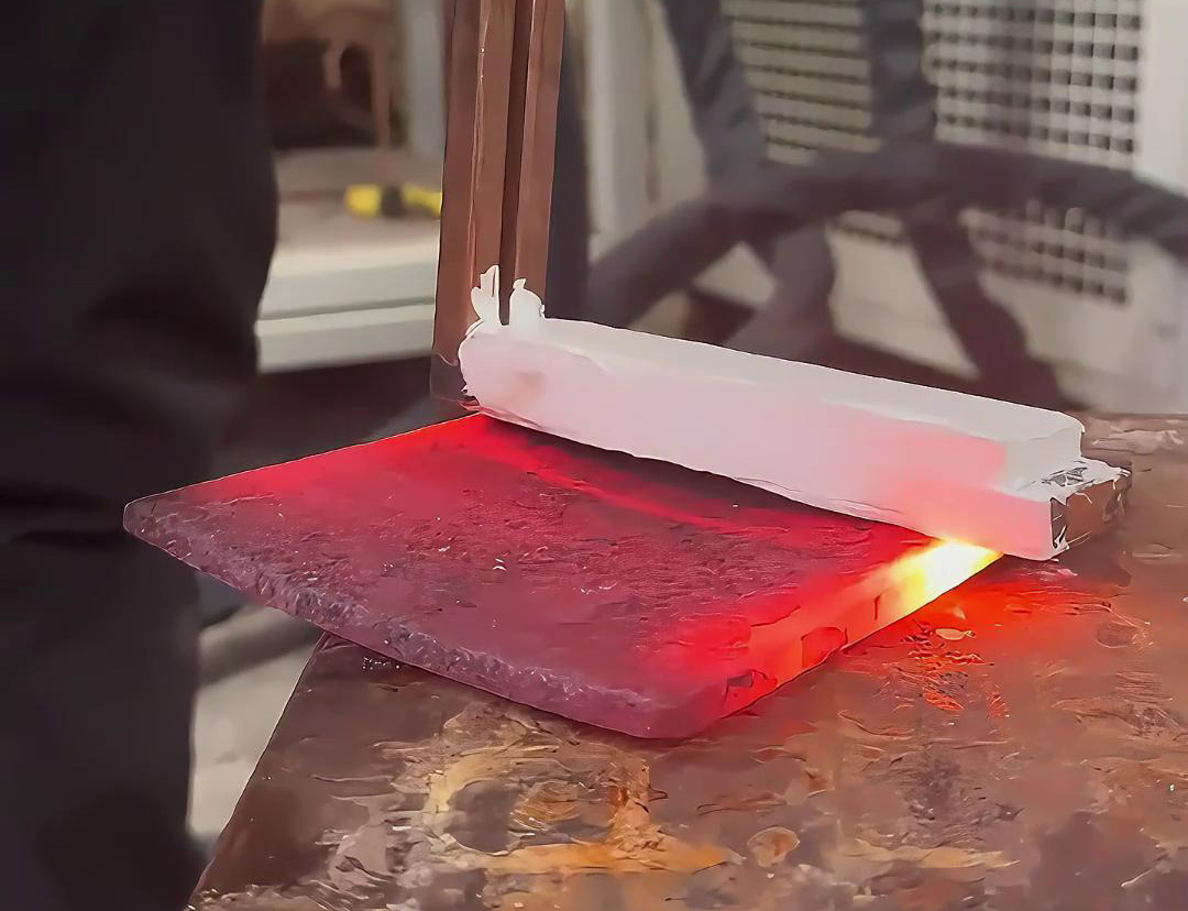 手持式高頻機在平面加熱方面展現(xiàn)出了高效、靈活、精確和節(jié)能環(huán)保等優(yōu)勢