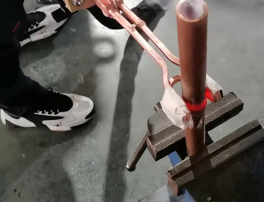 手持式高頻焊機的價格相對較高，但其高效、靈活、高質量的銅管焊接特點