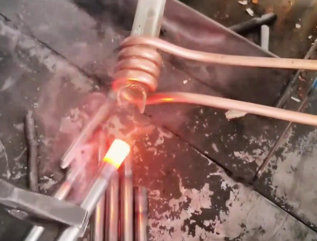 ?220V小型高頻加熱機對14mm圓鋼頭部進(jìn)行局部加熱處理