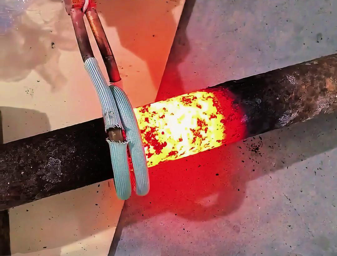 對于棒料的移動加熱，手持式高頻機和手持式感應(yīng)加熱設(shè)備同樣適用