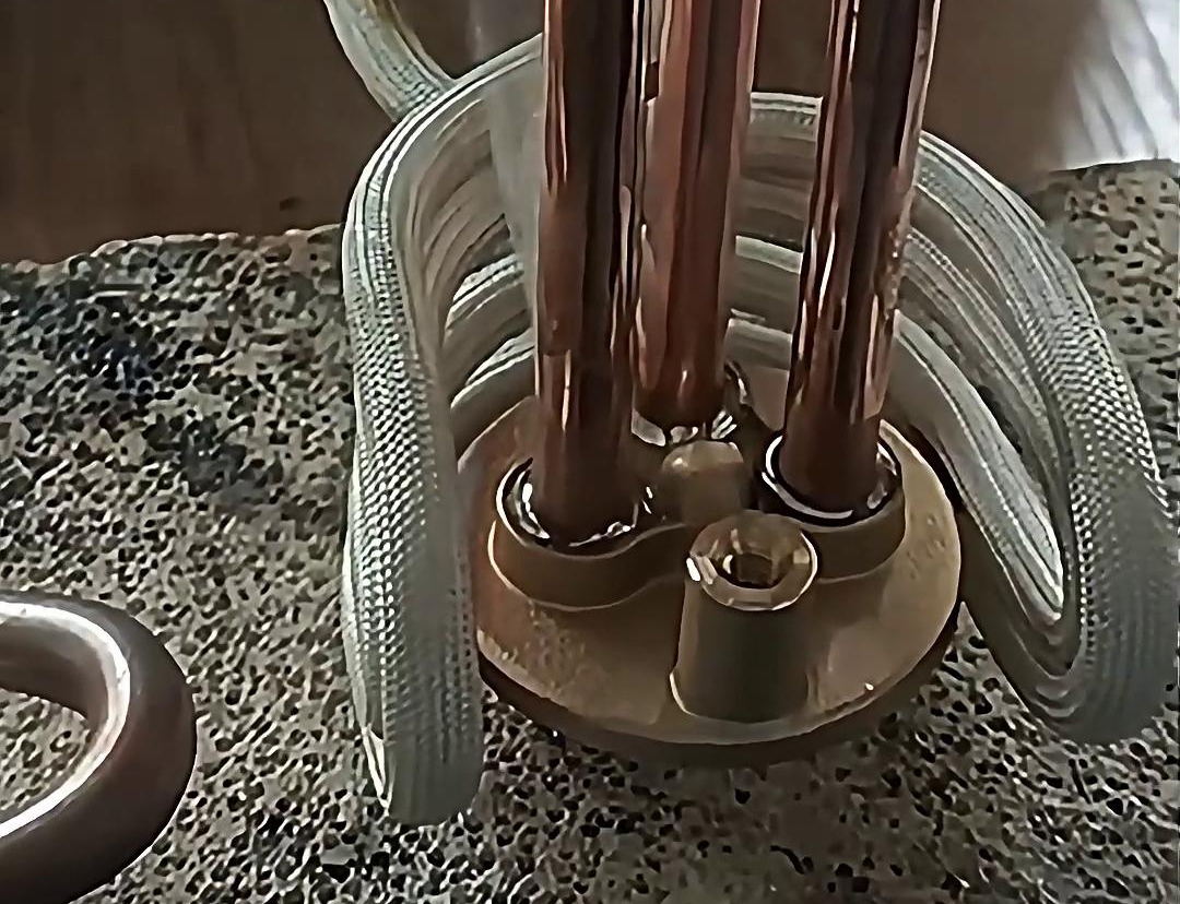 高頻釬焊技術在銅管分流器的焊接中得到了廣泛應用，適用于不同材質(zhì)、尺寸和形狀的銅管分流器的焊接