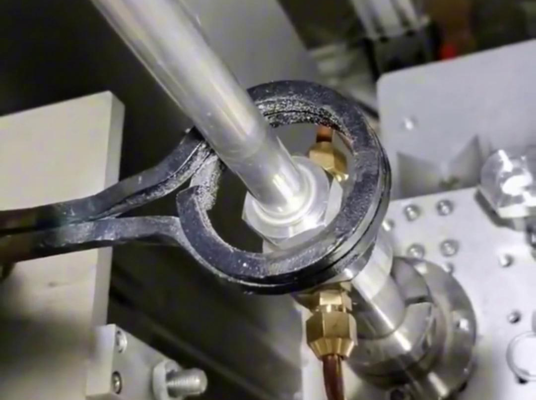 鋁管焊接，焊料是焊接成功的保證，它可以用高頻焊機來實現(xiàn)釬焊