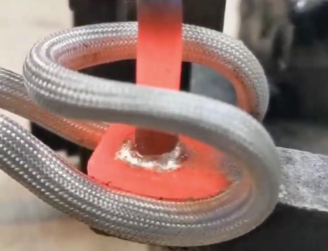 手持式高頻焊接機是一種便攜式的焊接設備,適用于多種材料的焊接,包括不銹鋼、銅、鋁