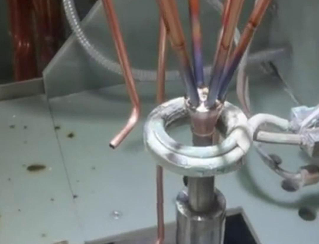 高頻焊機在焊接銅管時,需要特別關注焊接參數的選擇、焊接過程的控制以及焊接后的處理,以確保焊接質量和銅管的性能