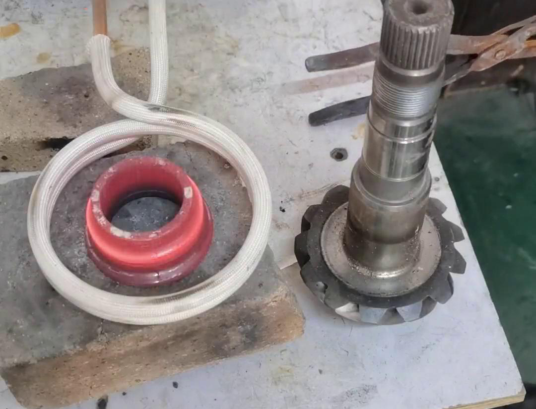 軸承裝配，常溫下 ，怎么也裝不進(jìn)去 ，采用高頻加熱機(jī)均勻加熱，瞬間裝配好