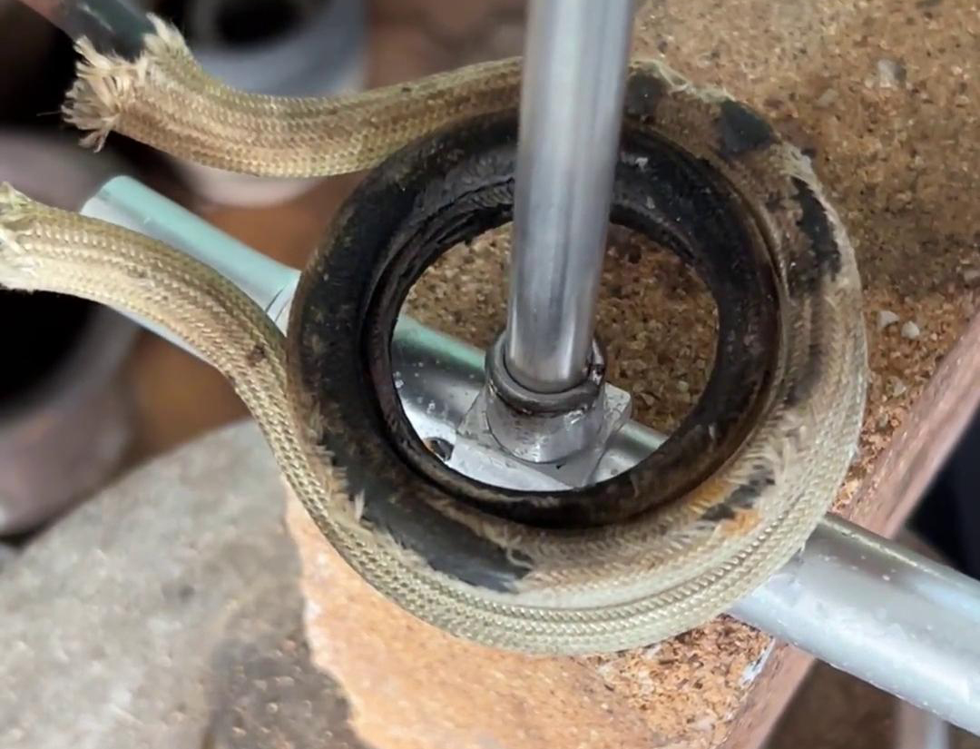 高頻焊機(jī)操作簡便，安全可靠，適用于大規(guī)模鋁管焊接生產(chǎn)