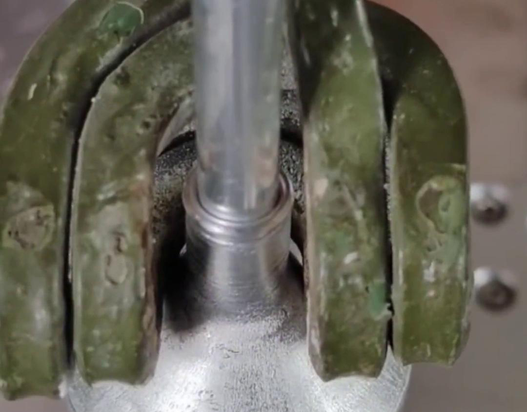 高頻機(jī)焊接鋁管具有速度快、精度高、強(qiáng)度高、環(huán)保節(jié)能