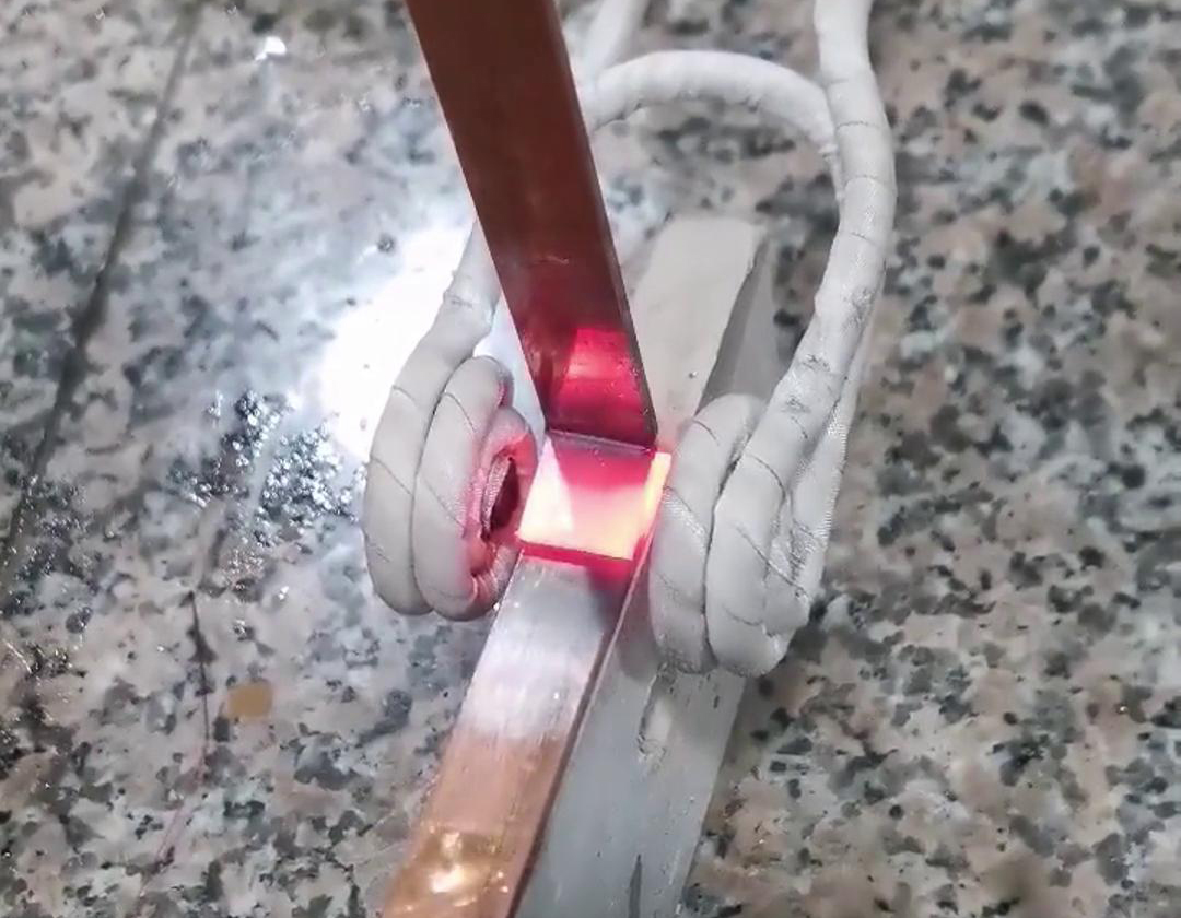 見證高頻焊接的魅力，銅板與銅片瞬間融合，創(chuàng)造無限可能