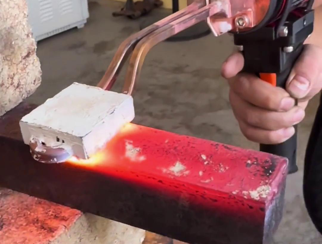 手持式平面加熱設備是一種高效的加熱工具,通常用于各種維修、制造、加熱、焊接等場合