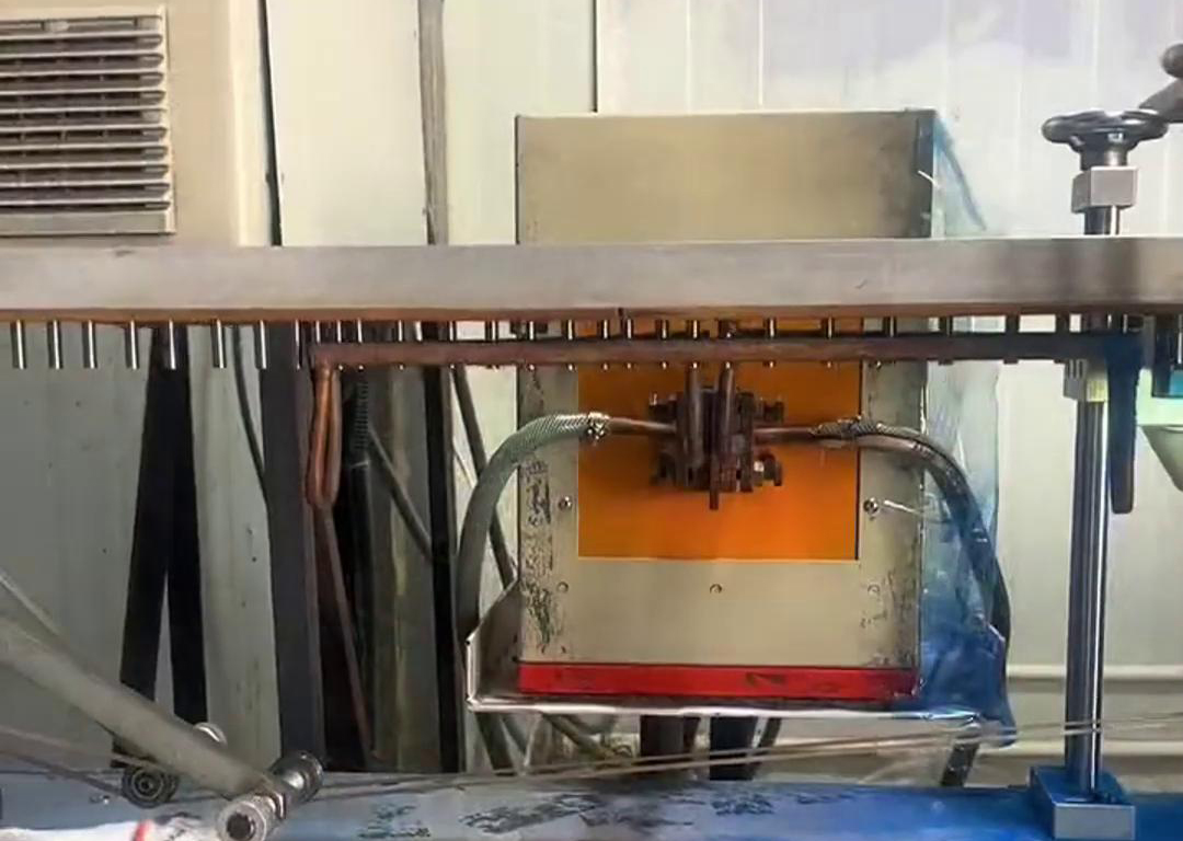 通過振動盤自動化上料到輸送帶，然后高頻電源對要加熱的工件進(jìn)行局部加熱，根據(jù)工藝要求直接經(jīng)過容器 ，讓其局部覆蓋一層涂料