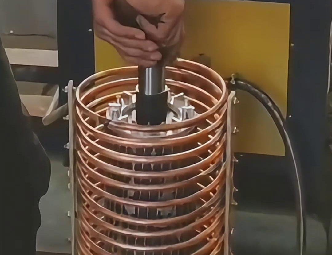 利用高頻電源控制電流對轉(zhuǎn)子進(jìn)行快速加熱，使其膨脹，然后將其裝配到定子中