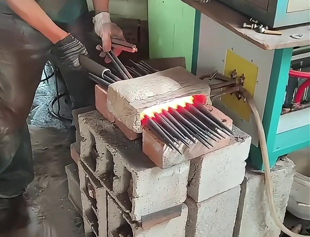 超音頻感應加熱設備金屬毛坯棒料不需要經過復雜的預處理,可以直接進行紅沖鍛打