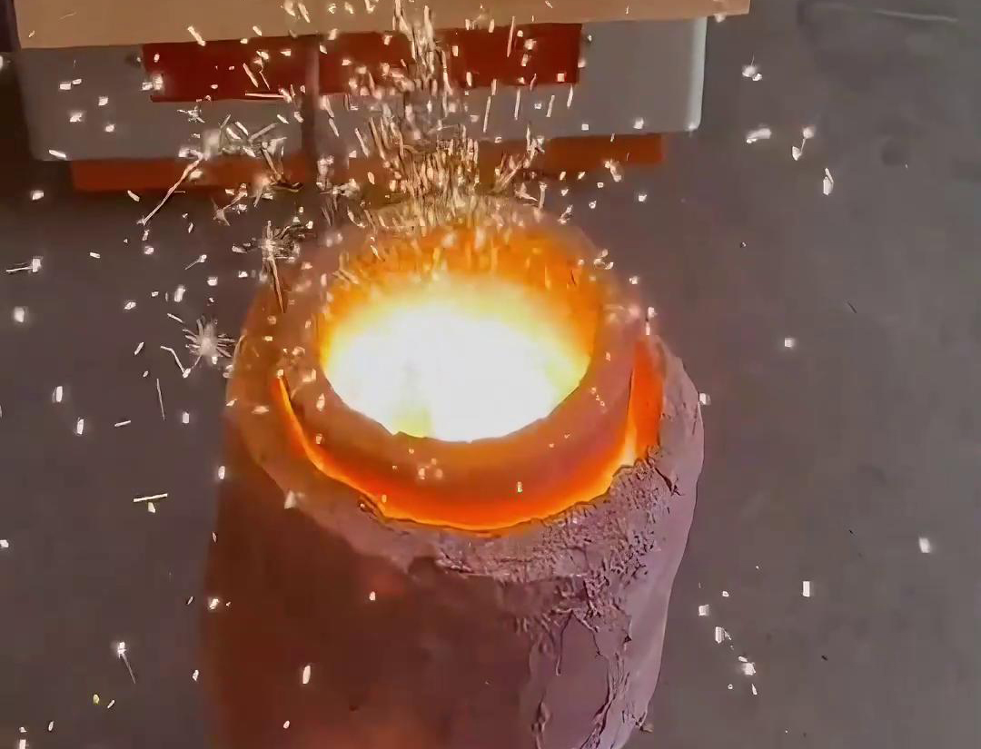 這小型中頻熔煉爐是怎么回事?鐵花滿天飛了