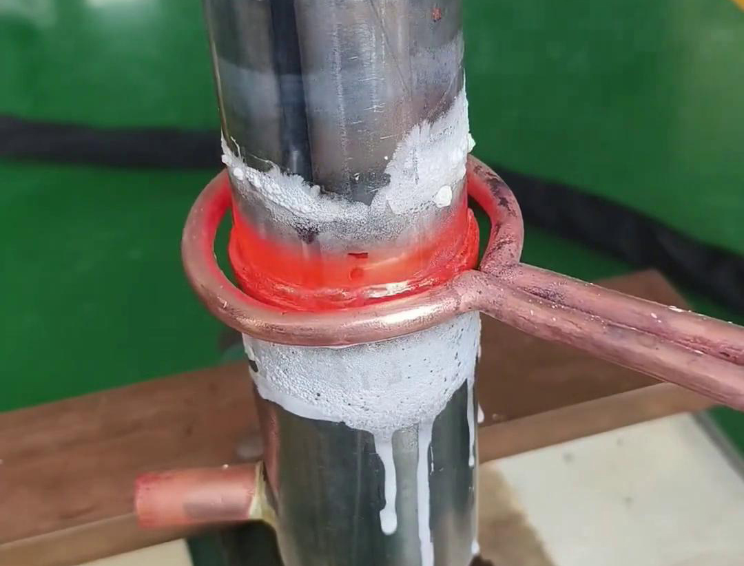 用手持式高頻焊接機(jī)去焊接不銹鋼管，它也是不銹鋼管焊接方法之一