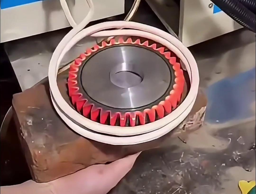 高頻淬火設備適用于各種材質和尺寸的齒輪淬火熱處理