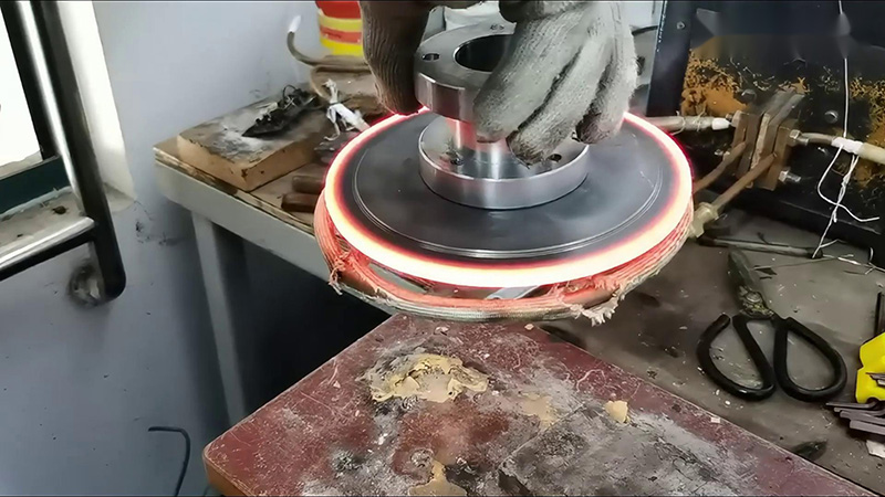 高頻退火機,通過更換線圈可以對不同規格形狀的不銹鋼工件進行退火熱處理