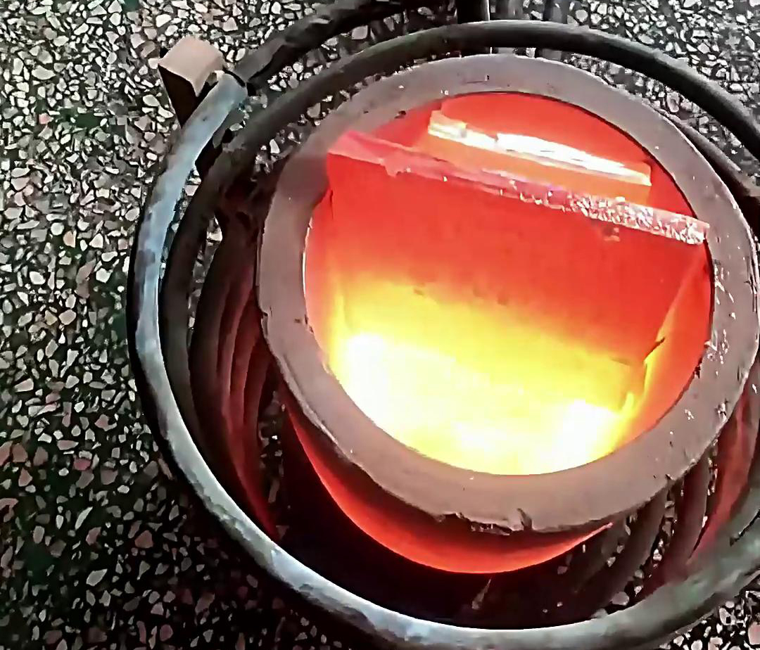 使用380V電壓的小型中頻熔煉爐,它的功率滿足熔煉金、銀、銅,10公斤容量