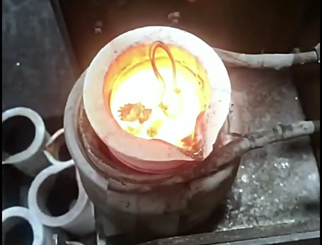 手搖傾倒式中頻熔金機是一種高效、靈活、安全可靠的金屬熔煉設備