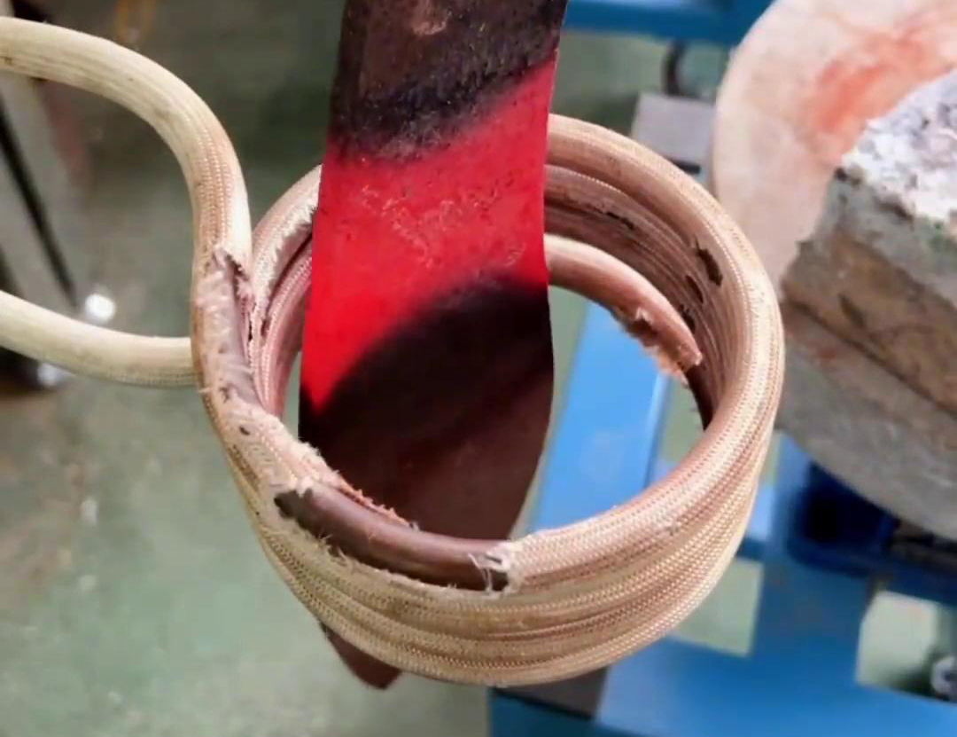 6毫米厚的鋼板,在這臺高頻感應加熱機上加熱幾秒鐘就紅透