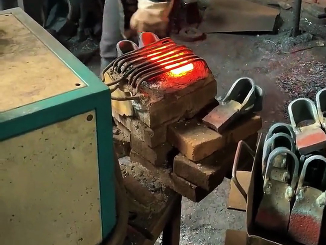 利用超音頻感應(yīng)加熱技術(shù)，對鋤頭等農(nóng)具坯料進(jìn)行快速、均勻加熱，隨后進(jìn)行鍛造加工的工藝