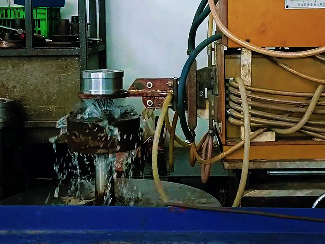 軸類淬火機床通過高頻感應加熱技術,實現了軸類零件的高效、精準淬火處理