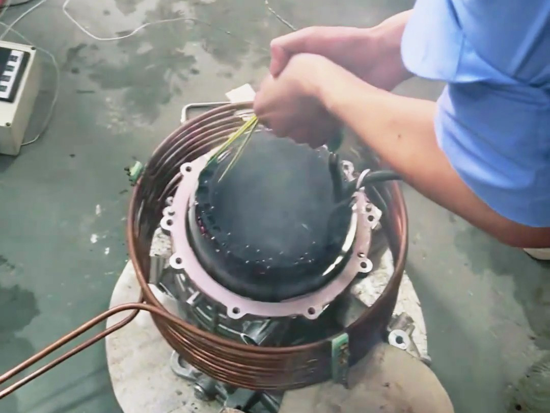 電機(jī)熱裝實(shí)驗(yàn)，采用中頻感應(yīng)加熱設(shè)備對(duì)電機(jī)殼進(jìn)行加熱