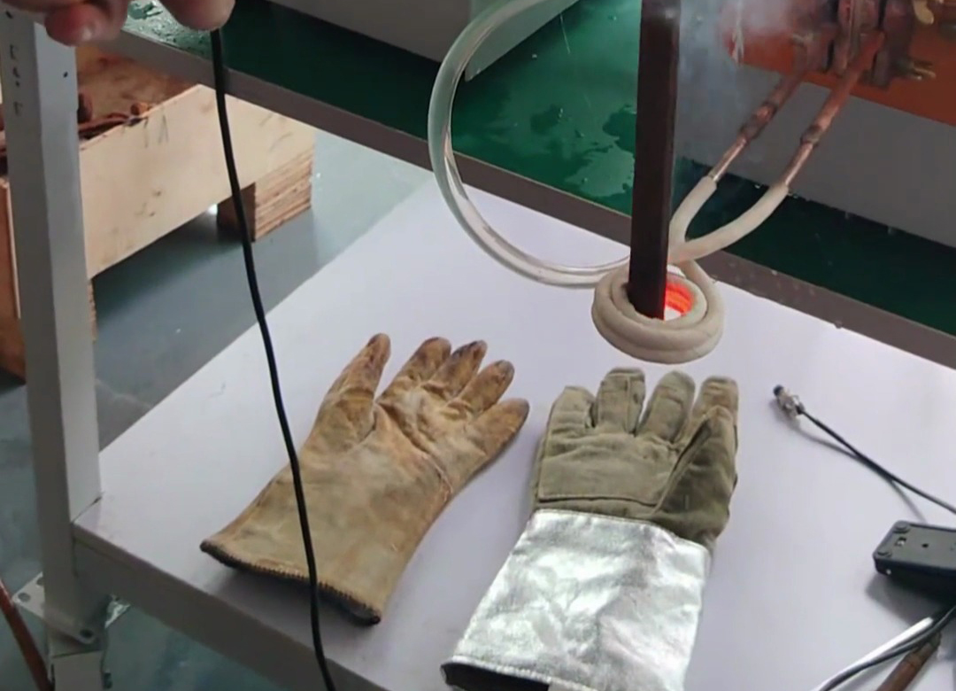 25KW型號的高頻加熱機(jī)用來做淬火、退火、焊接、熔煉等熱處理工藝