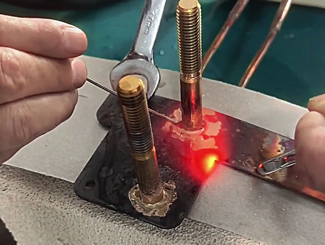 高頻焊接能快速加熱銅板與螺母的接觸面,在短時間內(nèi)達(dá)到焊接溫度