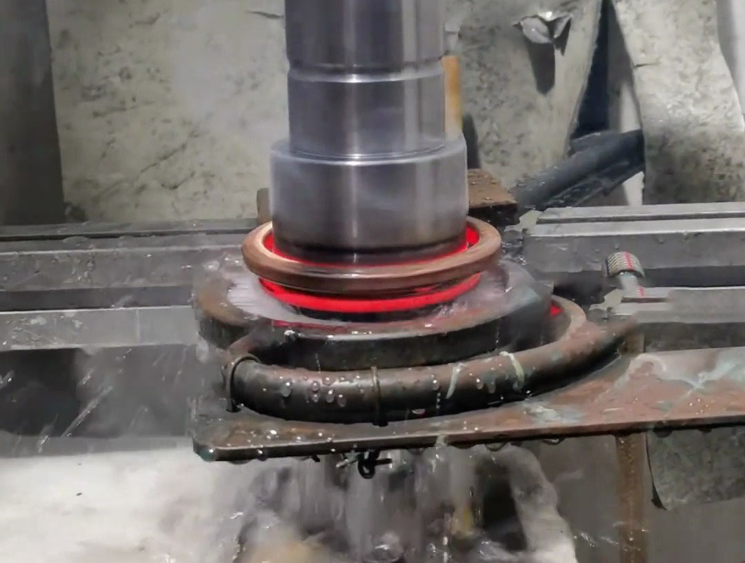 高頻淬火機床自動化操作減少了人工干預,提高了生產效率和一致性