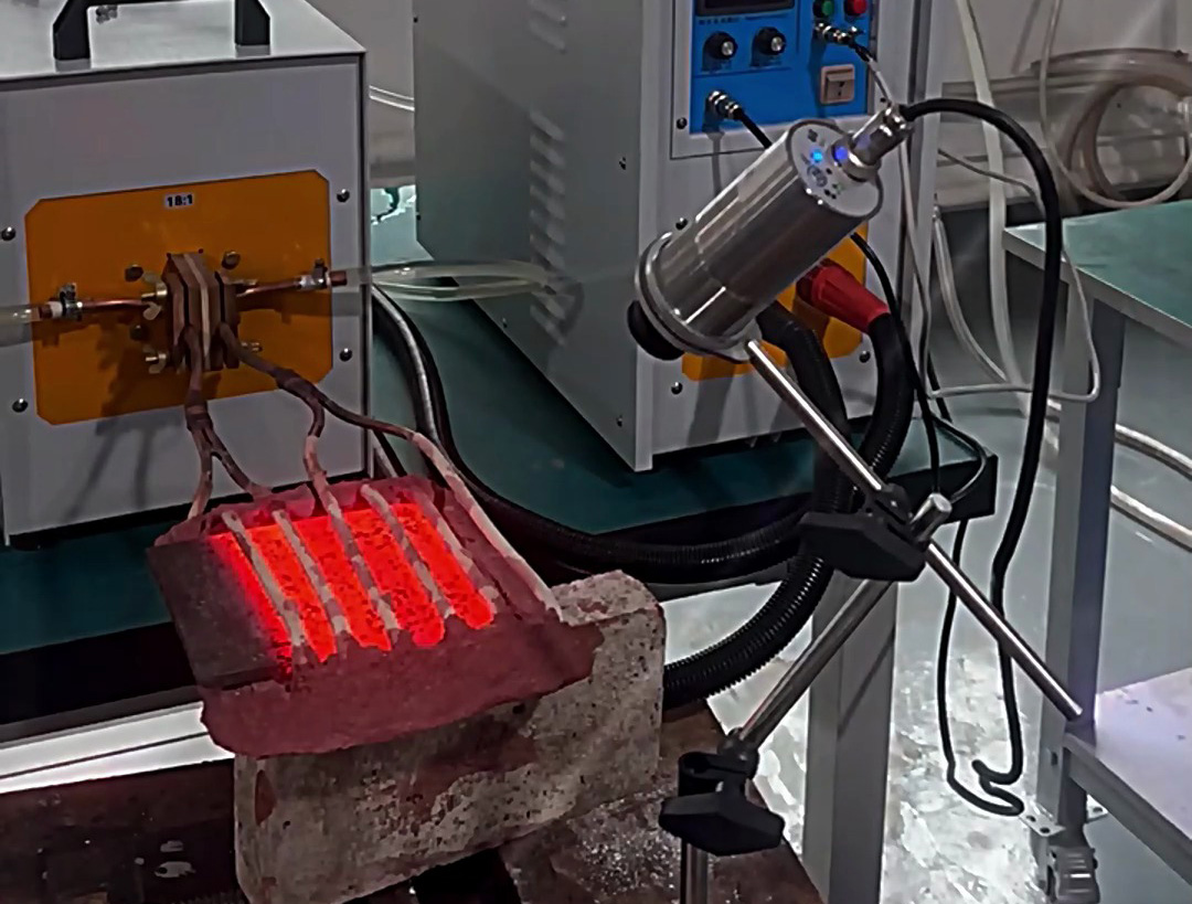 這款帶紅外溫控檢測的高頻感應(yīng)加熱機(jī)，它支持最高正負(fù)5度的溫度控制