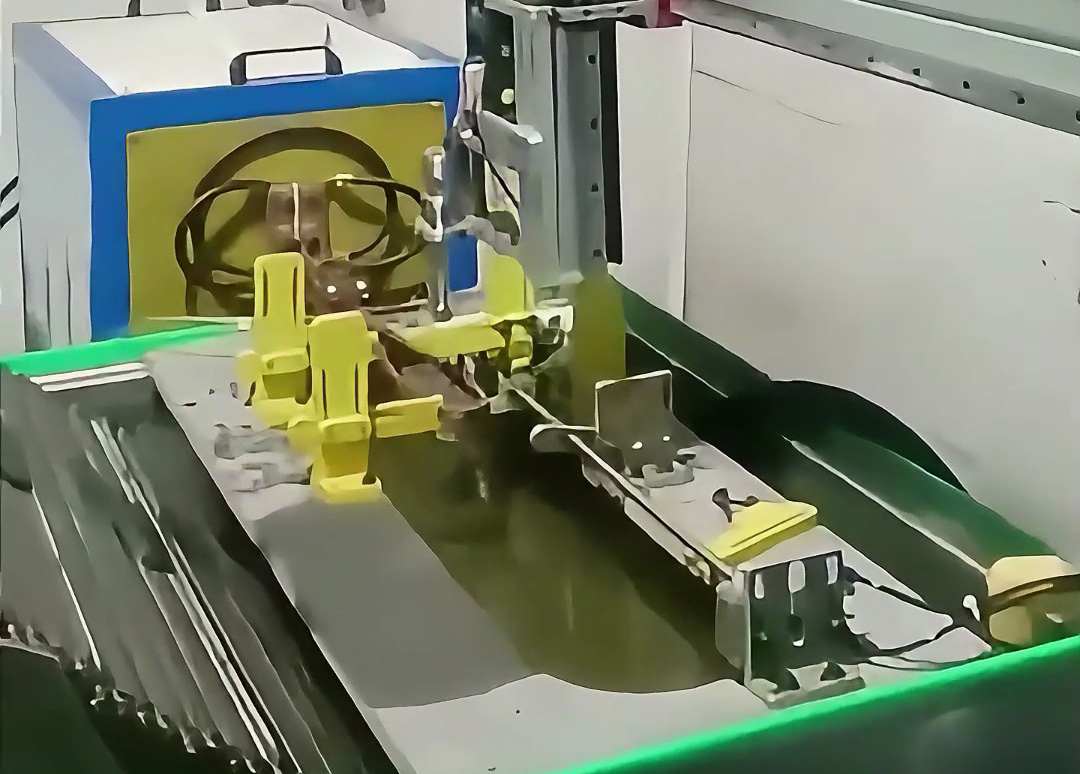 油鋸鋸板配合機械手自動化高頻淬火現場,一臺機器頂三個工人