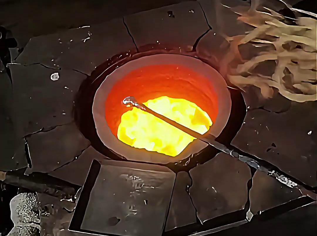 中頻熔煉爐熔化銀粉,根據需求配熔煉量大小