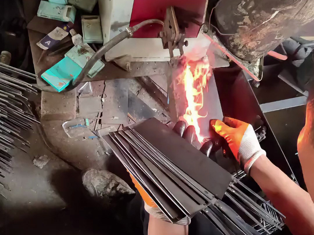 哪怕是廉價的菜刀,它也會經(jīng)過淬火熱處理工藝