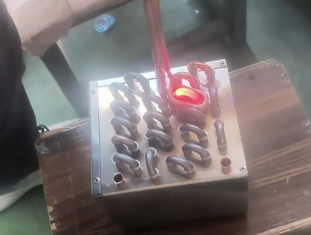 冷凝器U型銅管焊接全過程!手持高頻焊機(jī)效率提升3倍