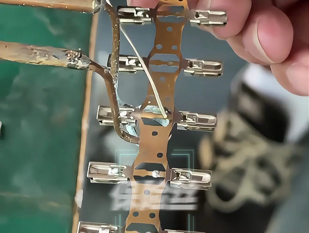 工人如何用超高頻焊接機(jī)完成保險絲焊接?高清畫面展示全過程!