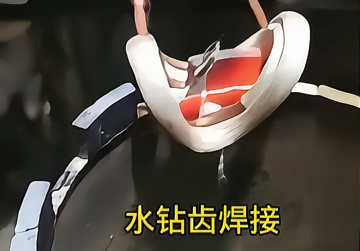 高頻感應加熱設備,工人師傅自己焊接鋸片鉆頭合金,省錢又高效